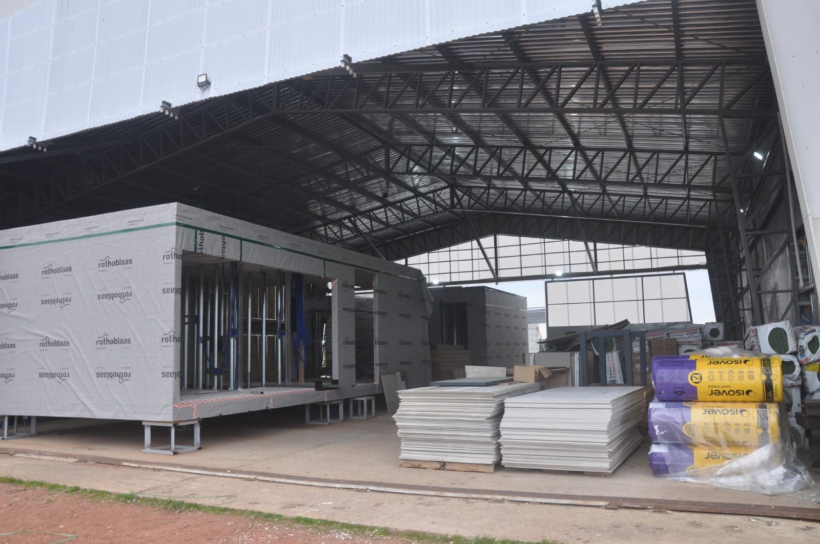 Módulos en construcción dentro del galpón