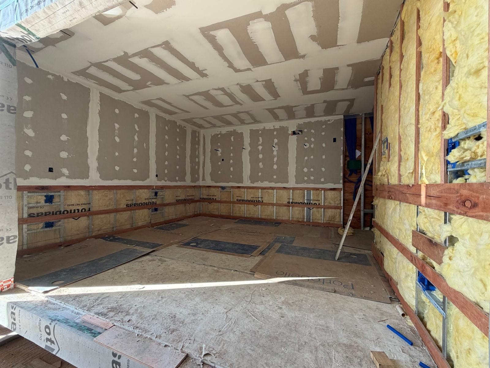 Interior de un módulo con aislación y placas de yeso