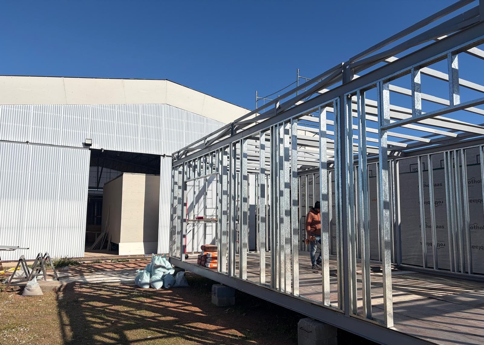 Estructura de acero de un módulo junto al galpón