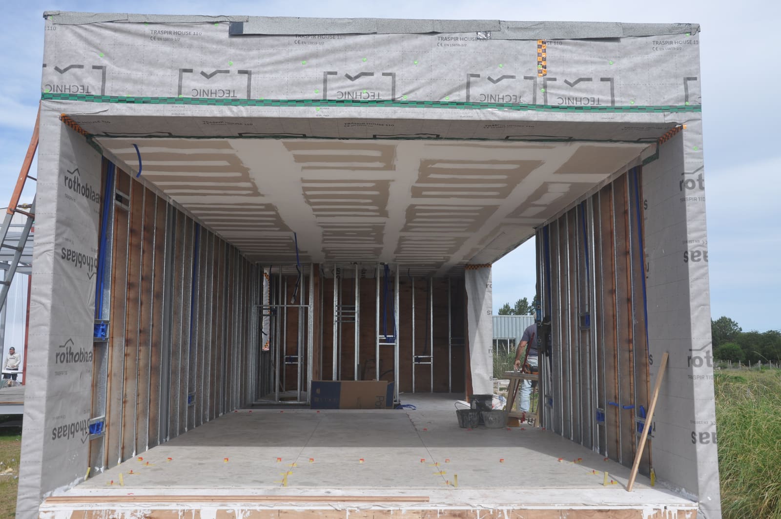 Interior de un módulo con estructura de acero